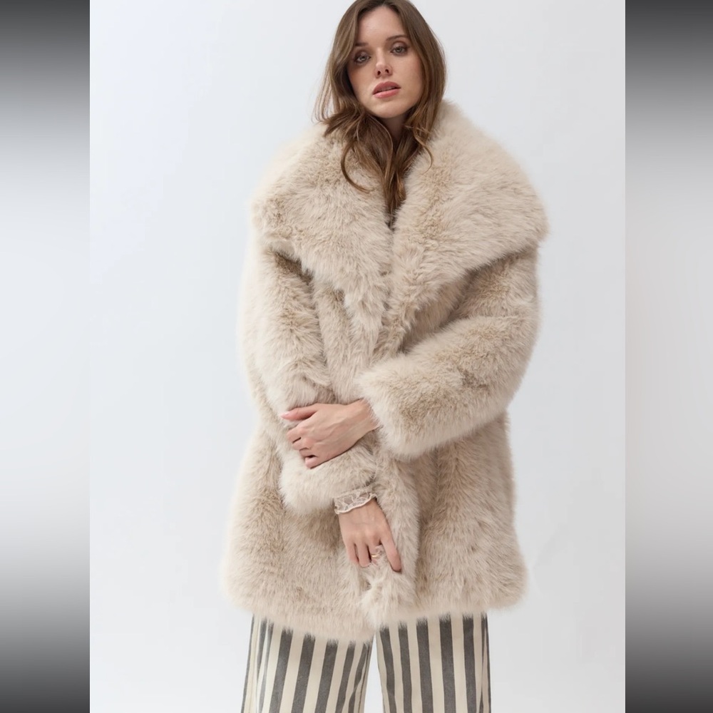 FROM PARIS FRANCE 🇫🇷 Luxurious Cream Faux Fur Coat